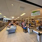 Holiday park Veluwshof Holidays Luxe With Private Jacuzzi's - Swimmingpool - Tennis Court - Bowling - Supermarket And Children Entertainment Hoenderloo