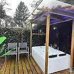 Veluwshof Holidays Luxe With Private Jacuzzi's - Swimmingpool - Tennis Court - Bowling - Supermarket And Children Entertainment Üdülőpark Hoenderloo
