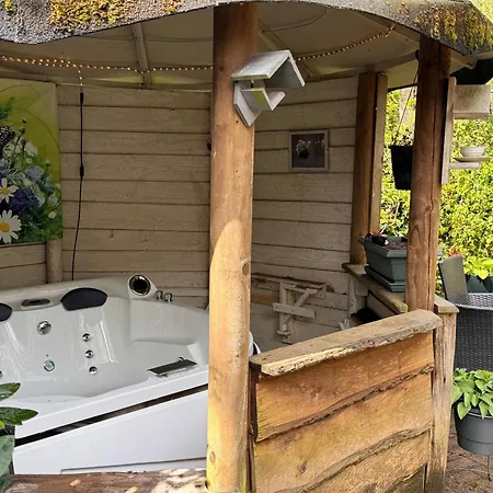 Holiday park Veluwshof Holidays Luxe With Private Jacuzzi's - Swimmingpool - Tennis Court - Bowling - Supermarket And Children Entertainment Hoenderloo