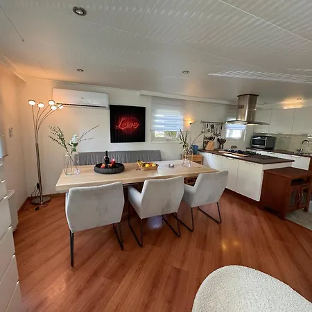 Holiday park Veluwshof Holidays Luxe With Private Jacuzzi's - Swimmingpool - Tennis Court - Bowling - Supermarket And Children Entertainment *