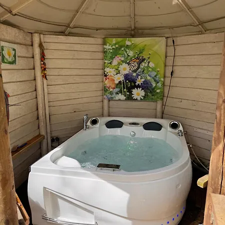 Veluwshof Holidays Luxe With Private Jacuzzi's - Swimmingpool - Tennis Court - Bowling - Supermarket And Children Entertainment Holiday park