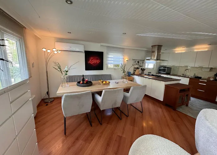 Village de vacances Veluwshof Holidays Luxe With Private Jacuzzi's - Swimmingpool - Tennis Court - Bowling - Supermarket And Children Entertainment *