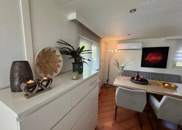 Village de vacances Veluwshof Holidays Luxe With Private Jacuzzi's - Swimmingpool - Tennis Court - Bowling - Supermarket And Children Entertainment Hoenderloo