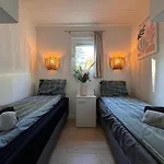 Holiday park Veluwshof Holidays Luxe With Private Jacuzzi's - Swimmingpool - Tennis Court - Bowling - Supermarket And Children Entertainment Hoenderloo